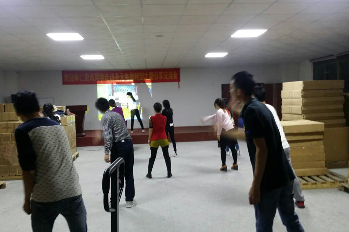 圣元小伙伴为年会作准备
