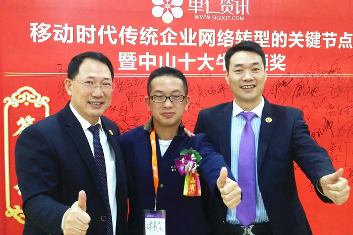 伟徳app代表与单仁资讯高层合影