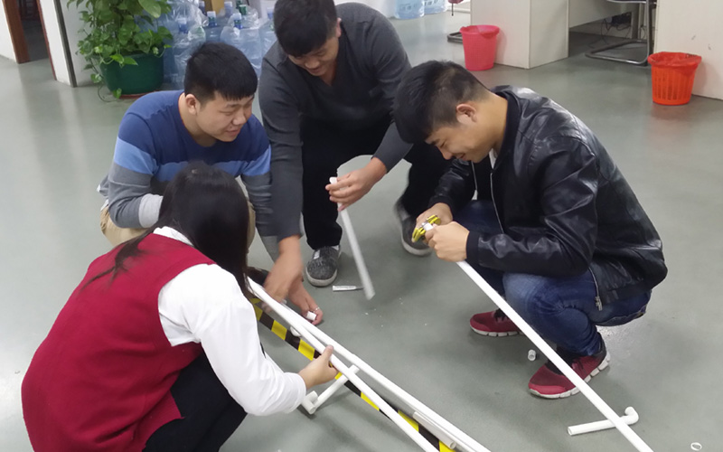 伟徳app伙伴动手制作轨道