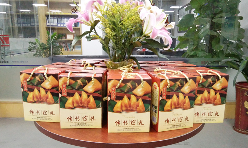 伟徳app为家人发放礼品
