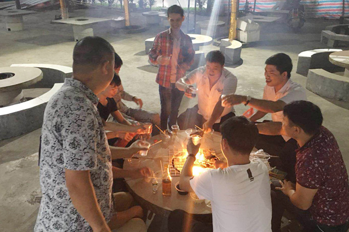 伟徳app的伙伴们举杯庆祝喽