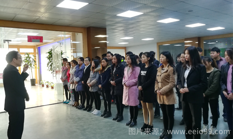 伟徳app的伙伴们在开早会