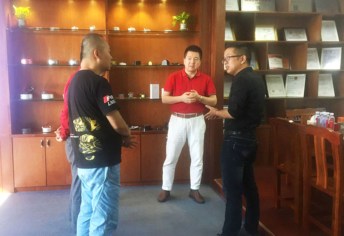 牛商会一行参观伟徳app产品展示厅