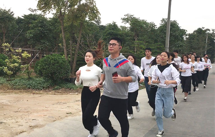 伟徳app的伙伴们迈着整齐的步伐晨跑中