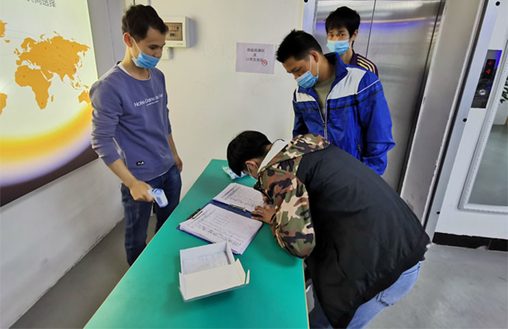 伟徳app员工在电梯口接受体温检测登记