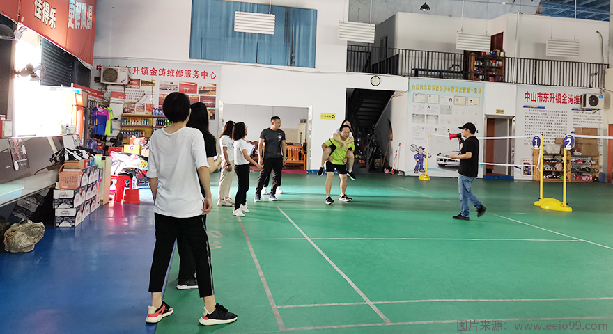 伟徳app运动会游戏之猪八戒背媳妇