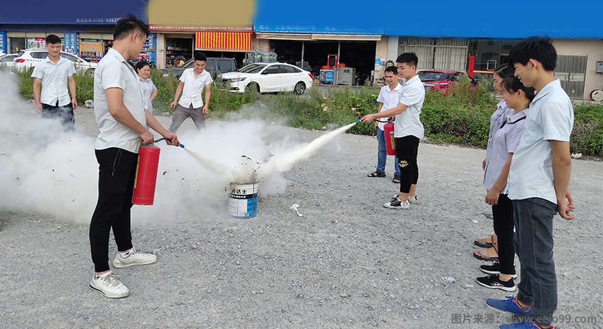 伟徳app员工学习使用灭火器