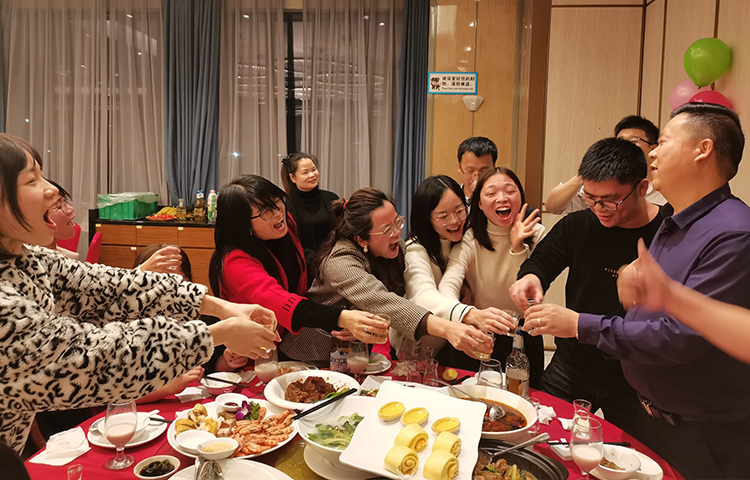 伟徳app年夜饭上欢乐无限