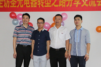 伟徳app和单仁资讯合影留念