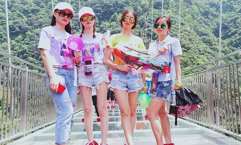 伟徳app伙伴吊桥上合影 伟徳app伙伴吊桥上合影