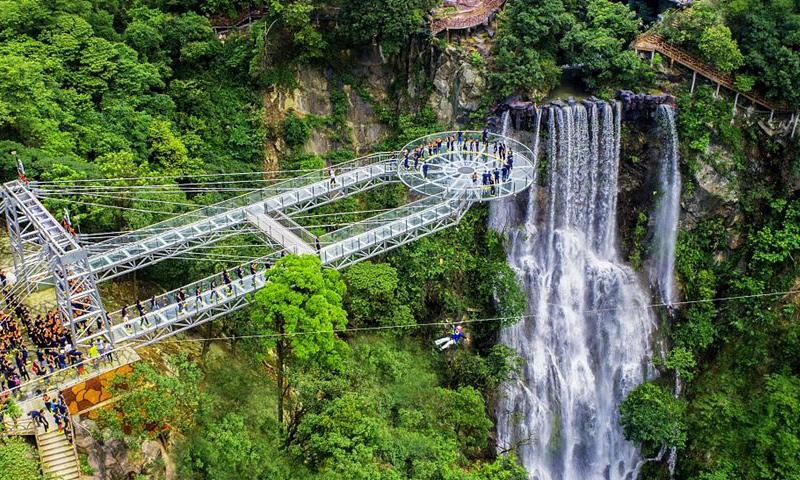 伟徳app伙伴挑战玻璃吊桥 伟徳app伙伴挑战玻璃吊桥