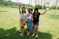 伟徳app伙伴树荫下开心留念