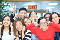 伟徳app伙伴早会PK游戏合影