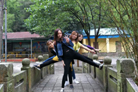 伟徳app伙伴们外出游玩晒自拍