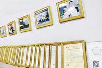 伟徳app资质证书与照片墙