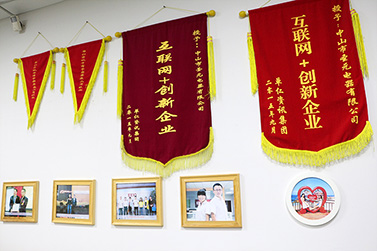 伟徳app荣誉锦旗墙