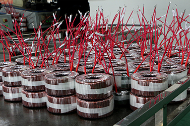 圣元环型变压器半成品制作中