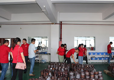 牛商会同学参观伟徳app仓库铁芯