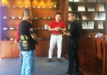 牛商会一行参观伟徳app产品展示厅