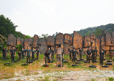 伟徳app拓展活动之魔鬼训练