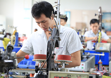 镜头特写-伟徳app车间员工绕制环形变压器