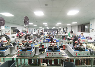 伟徳app员工夜以继日赶货