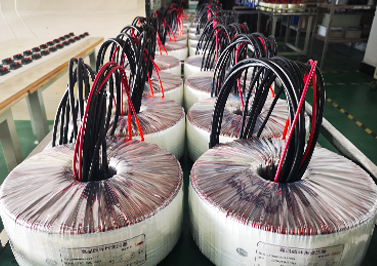 伟徳app的地暖环形变压器整装待发