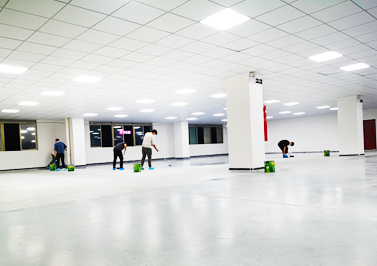 伟徳app-公司装修辛勤劳作的小伙伴