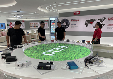 圣元环形变压器工厂合作客户参观产品展示厅